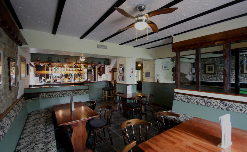 Emlyn Arms Bed & Breakfast Llanarthney ภายนอก รูปภาพ