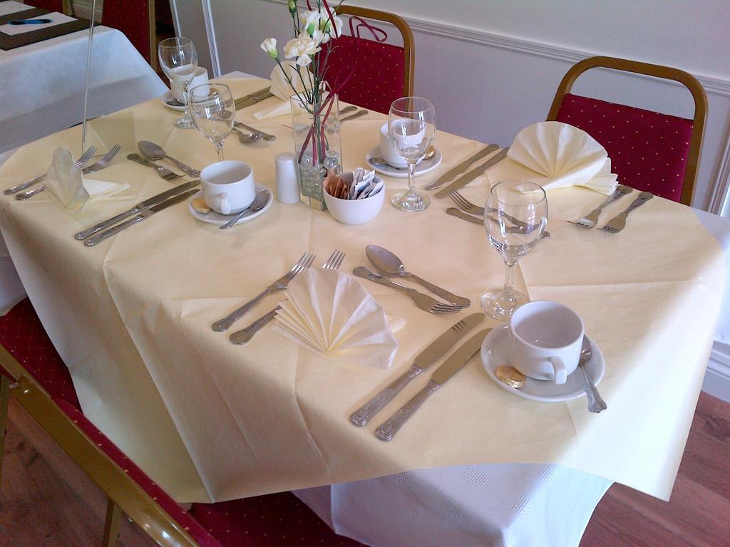 Emlyn Arms Bed & Breakfast Llanarthney ภายนอก รูปภาพ