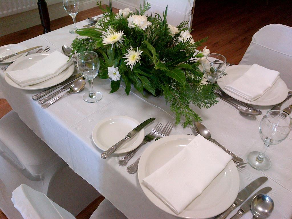 Emlyn Arms Bed & Breakfast Llanarthney ภายนอก รูปภาพ