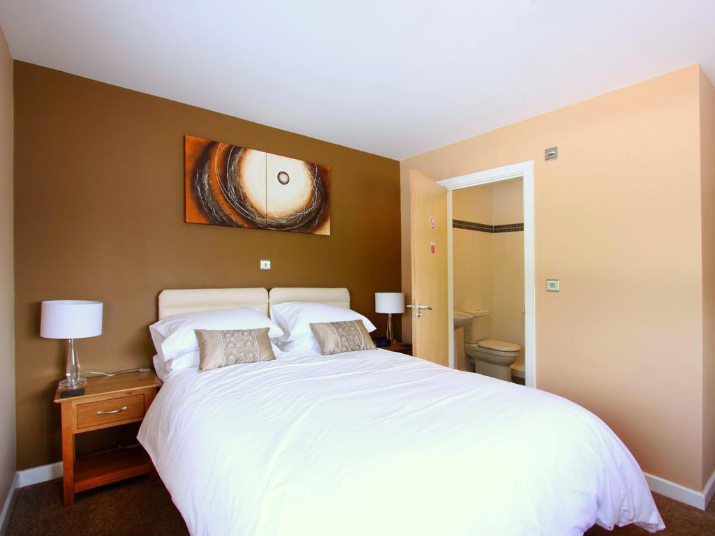 Emlyn Arms Bed & Breakfast Llanarthney ภายนอก รูปภาพ