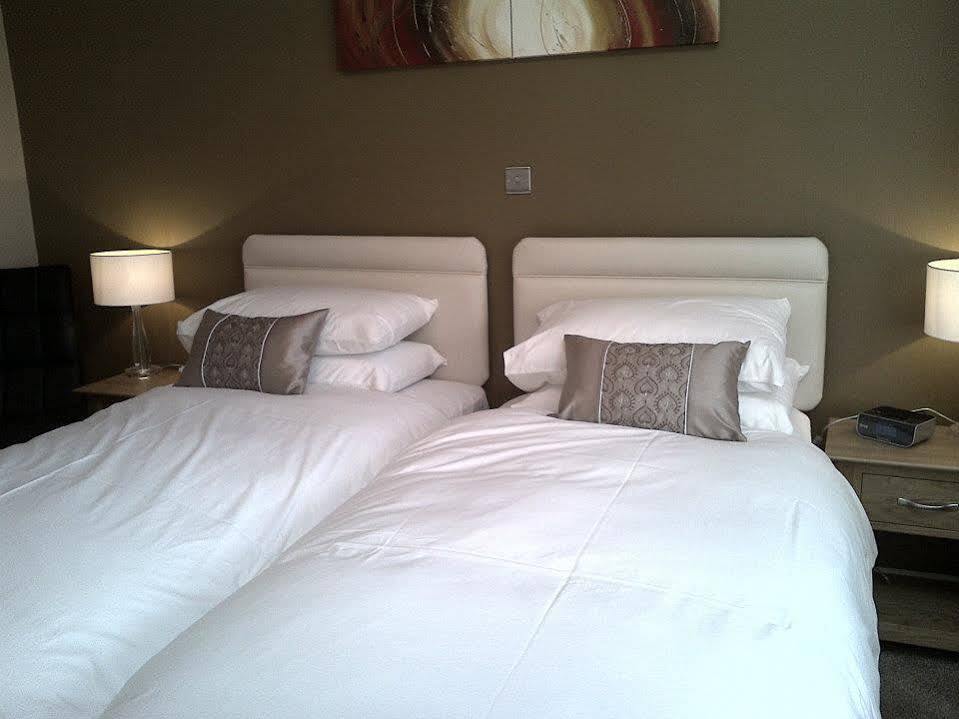 Emlyn Arms Bed & Breakfast Llanarthney ภายนอก รูปภาพ